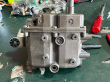 Cargar imagen en el visor de la galería, BF 115 130 135 150 hp Honda Vst Vapor Separator BODY float chamber 16019-ZY6-003 16015-ZW5-010 four stroke fuel system FLOAT