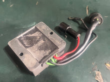 Cargar imagen en el visor de la galería, F 100 80 hp Yamaha Regulator Rectifier 67F-81960-10-00 67f-81960-00-00 four stroke 2002 outboard electrical