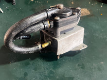 Cargar imagen en el visor de la galería, Johnson Evinrude VRO CONVERSION FUEL PUMP OMC 5004558 0438400 Engine Two Stroke