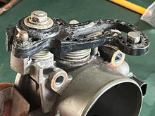 Charger l'image dans la galerie, BF 150 135 hp Honda THROTTLE BODY 16400-ZY6-013 four stroke 2007-up