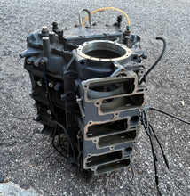 Charger l'image dans la galerie, 200 175 150 hp Yamaha CRANKCASE 64E-15100-00-94 two stroke 6 cylinder carbureted 1996-1998