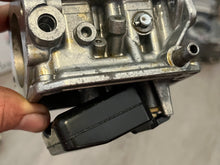 Cargar imagen en el visor de la galería, 60 hp Yamaha CARBURETOR 1 top 6H2-14301-0A-00 two stroke 1992-2003 some 70 hp compatibility