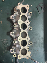 Charger l'image dans la galerie, DF 225 250 200 hp Suzuki INTAKE MANIFOLD 13110-93J00 with bolts Four Stroke 2004-2024