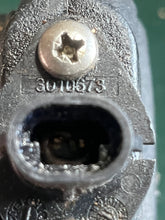 Cargar imagen en el visor de la galería, 25 hp Evinrude E-tec INTAKE AIR SILENCER Air 5007320 with AIR TEMP SENSOR 3010673 two stroke E25dtlina