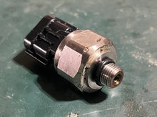 Cargar imagen en el visor de la galería, f 150 hp Yamaha OIL PRESSURE SENDER 6AW-83651-00-00 four stroke 150-300hp 2007-2019