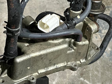 Charger l'image dans la galerie, f 150 hp Yamaha VST FLOAT CHAMBER top COVER 63P-14182-20-00 four stroke 2015-2024 63P-14180-20-00