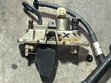 Load image into Gallery viewer, f 225 200 hp Yamaha vst FLOAT CHAMBER COVER 69J-14182-10-00 four stroke 2005-2010