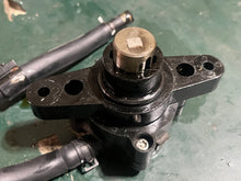 Cargar imagen en el visor de la galería, DF 200 hp Suzuki FUEL PUMP 15100-96J01 four stroke 2020-2024 HOSES 15193-96J11 15194-96J11