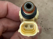 Cargar imagen en el visor de la galería, f 225 200 hp Yamaha FUEL INJECTOR CDH240 69J-13761-00-00 four stroke 2002-2010 TESTED