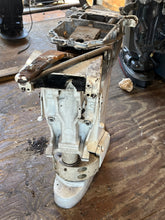 Charger l'image dans la galerie, 90 115 150 175 200 hp Johnson Evinrude 25” Midsection SWIVEL 0435005 EXHAUST HOUSING 0332745 ADAPTOR 0331039 MOUNT BRACKET 03