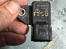 Charger l'image dans la galerie, f 250 hp Yamaha MAP PRESSURE SENSOR 6P2-82380-00-00 four stroke 2005-2024 some 200 - 350 hp similar range