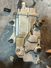 Charger l'image dans la galerie, f 225 200 hp Yamaha vst FLOAT CHAMBER ASSY 69J-14180-21-00 vst 2005 four stroke COVER 69J-14182-10-00, CHAMBER 69J-14181-00-0