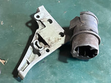 Charger l'image dans la galerie, f 90 75 hp Yamaha bottom cowl FITTING PLATE 67F-42738-00-5B GROMMET 68V-42725-00-00 four stroke 2003-2008 some 80 100 hp