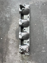 Cargar imagen en el visor de la galería, f 90 75 hp Yamaha INTAKE MANIFOLD 67F-13641-00-94 four stroke 1999-2004 some 80 100 hp