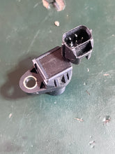 Cargar imagen en el visor de la galería, f 250 hp Yamaha CAM POSITION SENSOR 6P2-85896-00-00 Four Stroke compatible some 150-300 2014-up