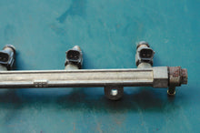 Charger l'image dans la galerie, DF 60 70 HP Suzuki FUEL INJECTOR 15710-66D00 with DELIVERY PIPE Four Stroke 2001-2009