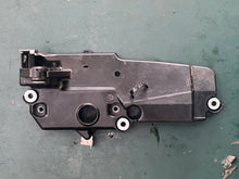 Charger l'image dans la galerie, f 60 Yamaha 6C5-81948-00-00 BRACKET electrical relay 50 60 hp 2009 - 2022