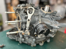 Cargar imagen en el visor de la galería, DF 25 Suzuki 11300-95850 CYLINDER BLOCK SET Twin V, 11110-95J00 HEAD, CYLINDER STBD - 11120-95J00 HEAD, CYLINDER PORT