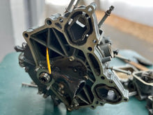 Cargar imagen en el visor de la galería, DF 25 Suzuki 11300-95850 CYLINDER BLOCK SET Twin V, 11110-95J00 HEAD, CYLINDER STBD - 11120-95J00 HEAD, CYLINDER PORT