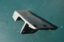 Load image into Gallery viewer, OMC Johnson & Evinrude 1970-88 upper lifting lever bracket 122772
