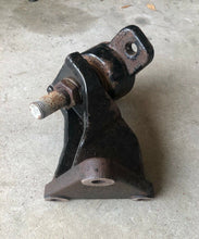 Charger l'image dans la galerie, 190 hp 4.3 Liter Mercruiser OEM part 806507 engine motor mount assembly