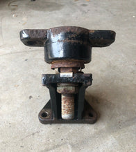 Charger l'image dans la galerie, 190 hp 4.3 Liter Mercruiser OEM part 806507 engine motor mount assembly