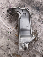 Cargar imagen en el visor de la galería, BF 200 225 175 hp honda 50301-zy3-030za stern bracket right starboard clamp