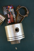 Load image into Gallery viewer, OMC Pistons (2) 3027P2, Wiseco Marine 3020KD, bore 3.0200-3.0210, 25, 28, 30 and 35 hp 2 cylinder two stroke johnson evinrude