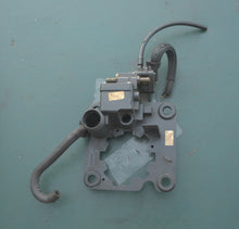 Load image into Gallery viewer, 90 100 115 150 175 hp Evinrude 0433352 433352 VAPOR PUMP, 0335385 COVER, 0340082 FUEL BRACKET V4 Two Stroke