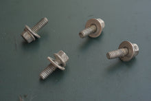 Cargar imagen en el visor de la galería, 150 175 200 hp Evinrude 0337207 THERMOSTAT COVER 0337067 THERMOSTAT SPRING, 0337487 THERMOSTAT COVER NIPPLE, two stroke 07783
