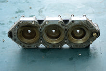 Load image into Gallery viewer, 150 175 hp Johnson Evinrude CYLINDER HEAD 0337548 337548 two stroke CX & PX Models 1992-2006 sole compatibility 100 105 hp