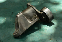 Cargar imagen en el visor de la galería, 135 150 175 hp Mercury Verado 885349T05 alternator BELT TENSIONER, 885349500 PULLEY
