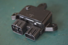 Cargar imagen en el visor de la galería, DF 9.9b 15 20 HP Suzuki trim relay & holder 38860-76f01, 2015, 9.9 hp