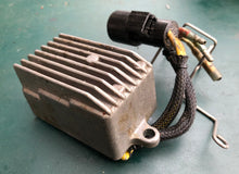 Charger l'image dans la galerie, 70 25 HP Johnson Evinrude Voltage Regulator Rectifier 584890 0584890 OMC 1997-2003 three cylinder 2 stroke 35 9.9 115 hp