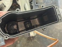 Charger l'image dans la galerie, f 150 hp Yamaha vst FLOAT CHAMBER ASSY 63P-14180-20-00 pump 63P-13907-03-00 four stroke 2015-2019 f150xb
