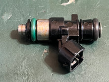 Cargar imagen en el visor de la galería, f 225 250 300 350 hp Yamaha FUEL INJECTOR 6AW-13761-01-00 EAT311 four stroke 2022-2024 cleaned-tested
