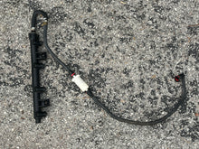 Cargar imagen en el visor de la galería, 115 hp Mercury FUEL RAIL 898103T97 four stroke EFI
