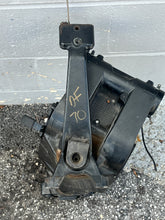 Cargar imagen en el visor de la galería, DF 60 70 hp Suzuki STEERING BRACKET 43750-99E02-0EP SWIVEL BRACKET 43111-99E00-0EP four stroke 1998-2009 compatible up to df1

