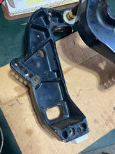 Load image into Gallery viewer, 50 40 hp Evinrude CLAMP BRACKET 5031485 strbd 5031486 port four stroke 1999-2000 DF 40 50 hp Suzuki 41121-97E03-0ep 41121-97E
