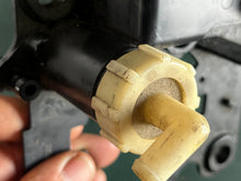 Cargar imagen en el visor de la galería, 90 115 hp Johnson Evinrude vst vro FUEL BRACKET 0340082 FUEL FILTER 0433190 NUT 0335112 two stroke v4 1995-2001
