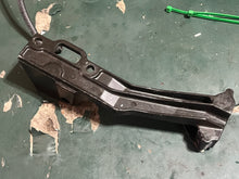 Charger l'image dans la galerie, 225 200 hp Mercury THROTTLE LINKAGE BRACKET 8240102 824010-c two stroke efi dfi 1994
