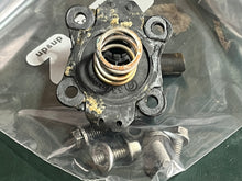 Charger l'image dans la galerie, 200 225 250 hp Johnson 337486 Evinrude 0337486 Thermostat COVER 0337067 SPRING Two Stroke v6 1993-2000

