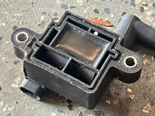 Charger l'image dans la galerie, 40 hp Mercury efi 8M0034012 CDM Ignition Coil FOUR STROKE oem 6” boot cable

