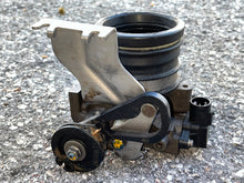 Charger l'image dans la galerie, BF 130 hp Honda THROTTLE BODY 16400-ZW5-013 Four Stroke 1999-2004
