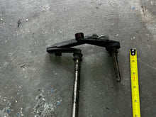 Cargar imagen en el visor de la galería, 150 175 hp Evinrude THROTTLE SHAFT ARM ASSY two stroke OIS 1991-2006 0335548 THROTTLE ARM SHAFT 335595 THROTTLE LINK, 0335543
