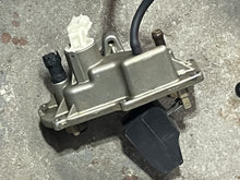Load image into Gallery viewer, f 225 200 hp Yamaha vst FLOAT CHAMBER COVER 69J-14182-10-00 four stroke 2005-2010
