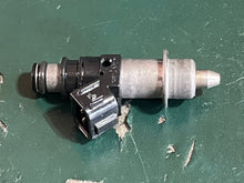 Load image into Gallery viewer, BF 130 115 hp Honda FUEL INJECTOR 06164-PCA-000 four stroke 1999 cleaned tested KEIHIN
