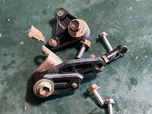 Charger l'image dans la galerie, DF 115 hp Suzuki intake THROTTLE LEVER NO.1 19121-90J00, THROTTLE ROD 13510-90J00, LEVER NO.2 19140-92J00, HOLDER LEVER 19115
