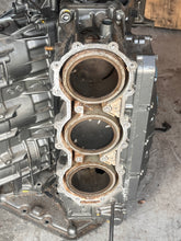Load image into Gallery viewer, DT 150 200 hp Suzuki CRANKCASE 11300-87D85-0ED Two Stroke EFI good compression #2
