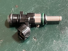 Charger l'image dans la galerie, DF 30 25 hp Suzuki FUEL INJECTOR 15710-82M00 four stroke 2015-2024 - resistance tested
